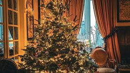 10 vianočných stromov z luxusných hotelov vo svete