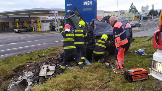 Šokujúca bezohľadnosť na Štedrý deň: zdemolované auto v Prievidzi  ľudia ignorovali, pomoc prišla po hodinách