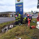 Šokujúca bezohľadnosť na Štedrý deň: zdemolované auto v Prievidzi ľudia ignorovali, pomoc prišla po hodinách