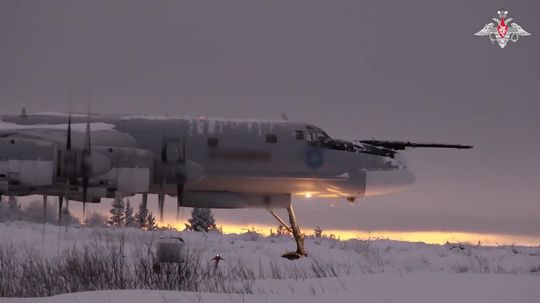 VIDEO: Ruské strategické bombardéry operovali nad Barentsovým a Nórskym morom, okolo nich lietali ruské aj zahraničné stíhačky