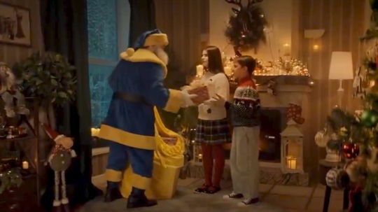 Za všetko môže Putin! Rusi 'zaútočili' na Európanov satirickým videom, Zelenského znázornili ako zlodejského Santu 