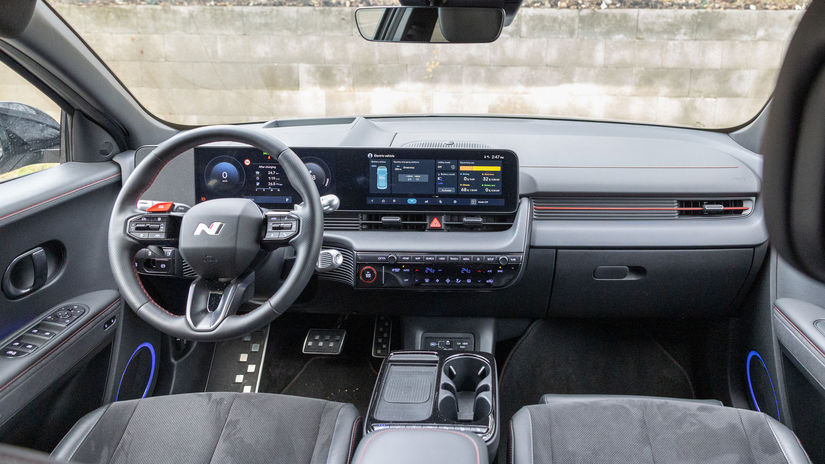 Interiér je zušľachtený semišom, kontrastným...