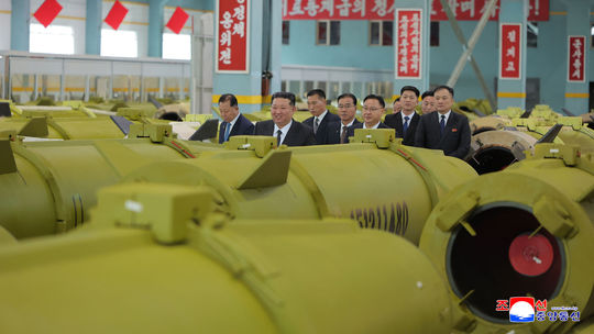 ONLINE: Rakety, granáty. Vodca Kim rozbieha výstavbu nových zbrojoviek