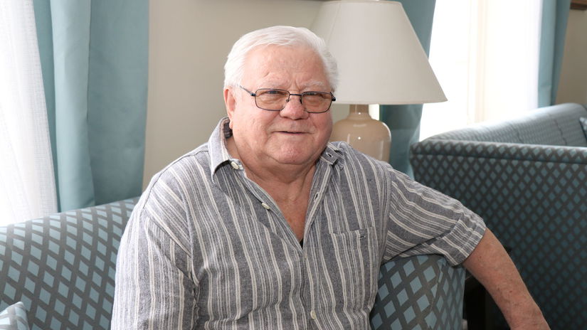 Karel Šlapeta v hale hotela Palace.