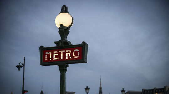 Útočník v metre v centre Paríža pobodal tri ženy