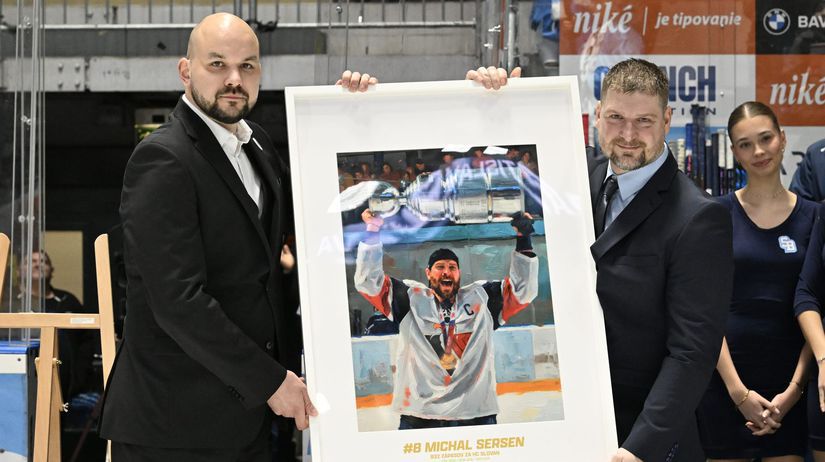 Michal Sersen (vpravo) preberá zarámovanú...