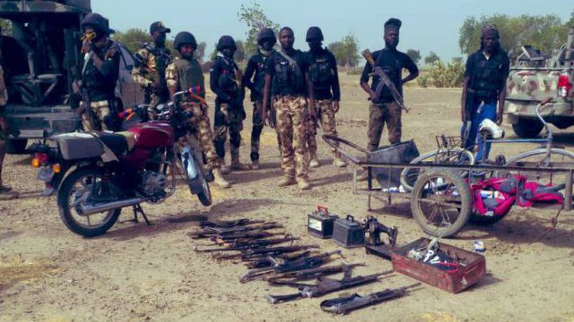 Nigérijskí vojaci vystavujú zbrane zhabane...