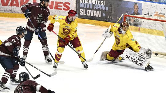 Slovan sa rozlúčil s legendou vypredanou halou a gólom pár sekúnd pred koncom. Vlci narazili v Nitre, Zvolen doma