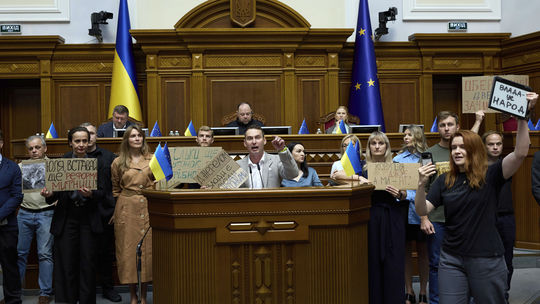 Poslanci v podozrení. Ukrajinský protikorupčný úrad tvrdí, že mu bránia v raziách v parlamente