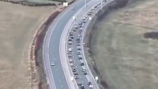 VIDEO: Dopravný uzlík: Tunel Višňové vyprázdnil cestu pod Strečnom, ale zapchal výjazd z diaľnice