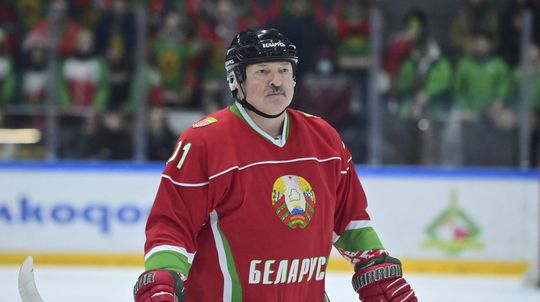 Šok v Bielorusku? Diktátor dostal bodyček od svojho spoluhráča. Lukašenko zostal ležať na ľade