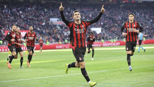 AC sa na pár hodín vrátil na čelo tabuľky, výhru proti Hellasu spečatil dvojgólový Nkunku