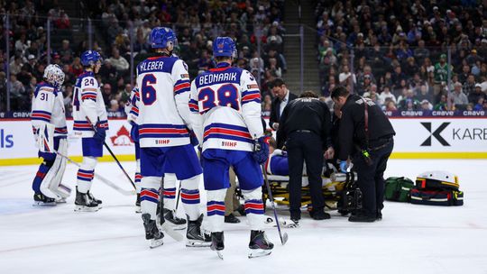 USA majú pred súbojom so Slovákmi starosti v defenzíve. Obrancu po strele do hlavy odnášali na nosidlách