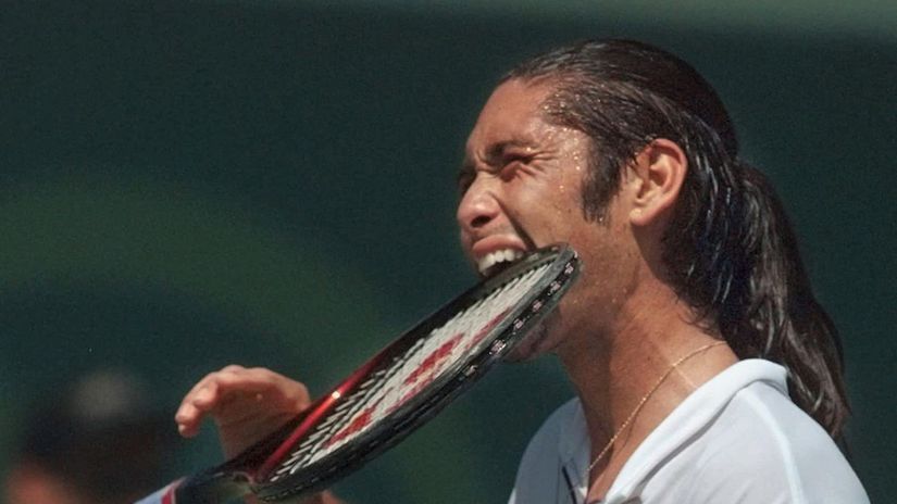 Frustrovaný Marcelo Ríos v zápase proti Andre...