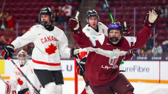 Liečba lotyšským šokom, outsider znova obral Kanadu. USA už postúpili, Dáni dostali výprask od Čechov