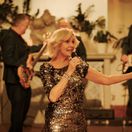 Svihaci - Helena Vondrackova prekvapi divakov v ulohe samej seba a zaspieva svoju piesen Dlouha noc  zdroj NUNEZ NFE .jpg