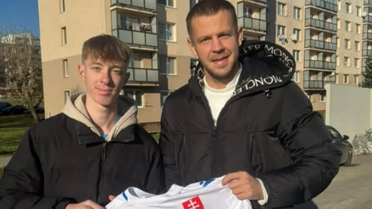 Koniec kauzy okolo futbalistu Vavra. Po facke sa mladíkovi ospravedlnil a priniesol aj "odškodné"