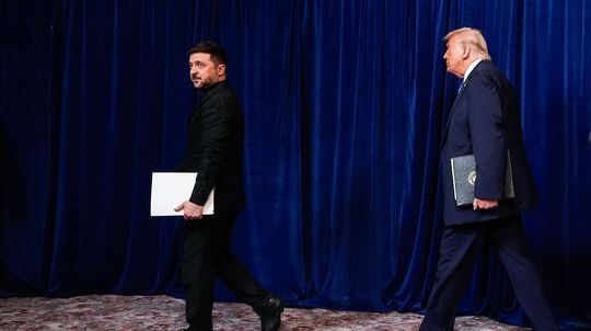 Trump radí Zelenskému, aby sa dohodol teraz, kým nestratí ďalšie územia. Putin pomôže obnoviť Ukrajinu, tvrdí