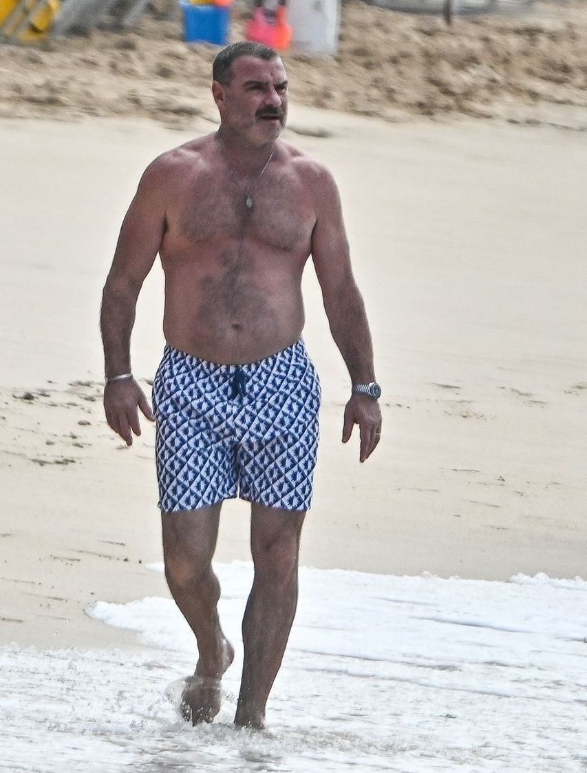 Herec Liev Schreiber na pláži Barbadosu počas...