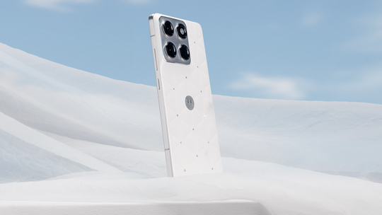 "Limitka": Motorola uvádza smartfón Edge 70 vo farbe roka 2026 a so Swarovského kryštálmi 