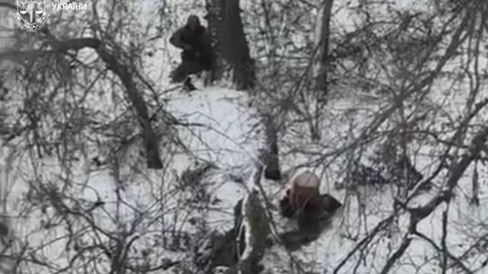 Prinútili ho vyzliecť sa. Ruskí vojaci v Doneckej oblasti popravili dvoch zajatých ukrajinských vojakov