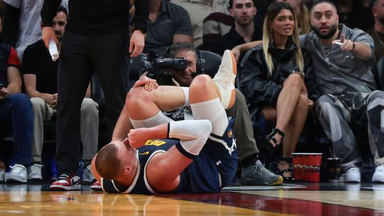 Zvíjal sa od bolesti, lapal po dychu. Hviezda si škaredo vyvrtla koleno, Denver prišiel o Jokiča