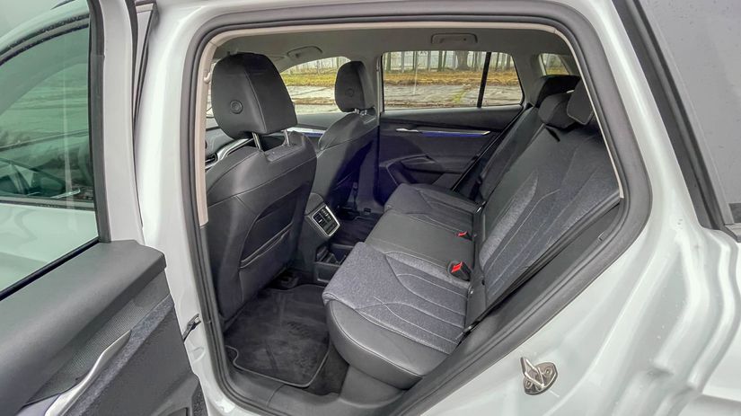 Vzadu je miesta na rozdávanie. Napokon, vládnu...