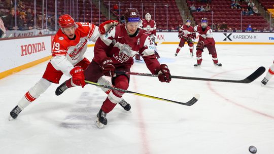 Aj v B-skupine sú rozdané štvrťfinálové miestenky. Poslednú si v deväťgólovej prestrelke zaistili Lotyši