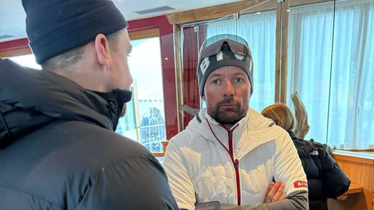 Rusi si v Toblachu robia, čo chcú. Tréner mladej hviezdy sa vyváža v aute, v ktorom nemá čo hľadať