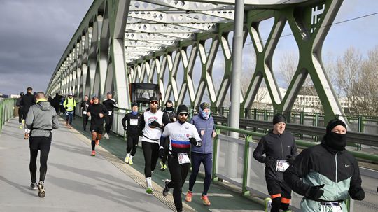 V Bratislave sa konal 34. ročník Silvestrovského behu cez mosty