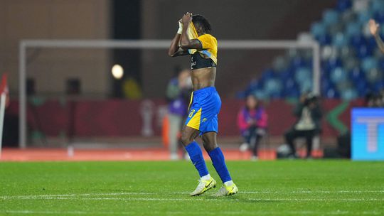 Vláda sa na to nemôže pozerať a rozpúšťa reprezentáciu. Po nose dostali aj veľké hviezdy