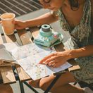 dvojica, káva, kaviareň, mapa, fotoaparát, cestovanie