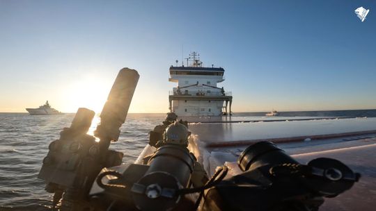 Fíni zadržali loď, podozrievajú ju z poškodenia podmorského kábla. Našli na nej ruskú oceľ, na ktorú sa vzťahujú sankcie