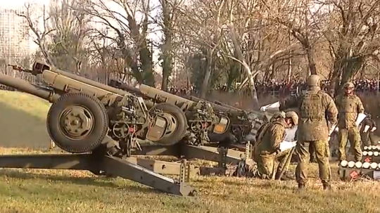 Slovensko si pripomína 33. výročie vzniku. Armáda SR to podčiarkla delostreleckými salvami