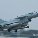 Čínske stíhacie lietadlo J-10 so strelou YJ-21E