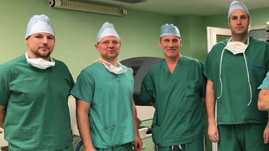 Lekári odstránili žene zhubný nádor a zachovali jej plodnosť. Tisíca robotická operácia gynekologického tímu v Rooseveltke potvrdzuje jej líderstvo