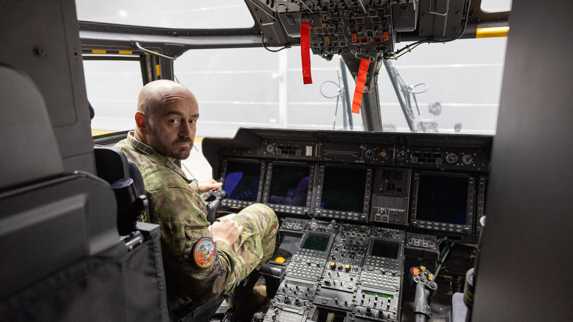 Seržant José Boza, expert na vrtuľníky NH-90.