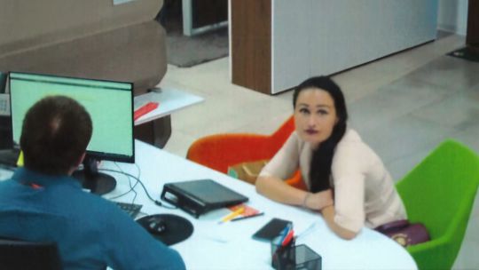 Spoznávate túto osobu? Polícia rieši úverový podvod s obrovskou škodou. Žiada verejnosť o pomoc 