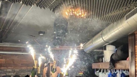 Nové zistenia o inferne vo Švajčiarsku. Majitelia vraj šetrili na materiáloch, porušovali predpisy a čašníčky servírovali fľaše s prskavkami