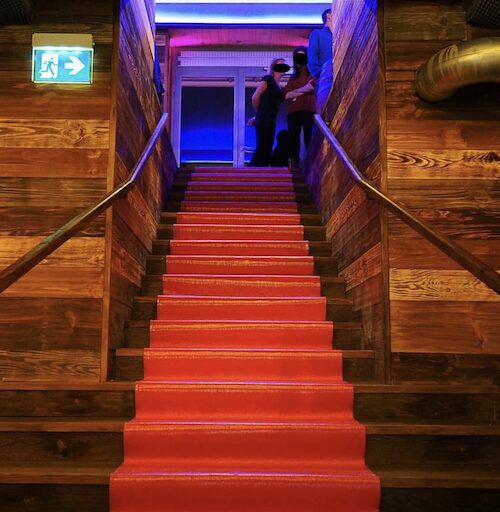 Úzke schodisko v bare Le Constellation. Jediný...