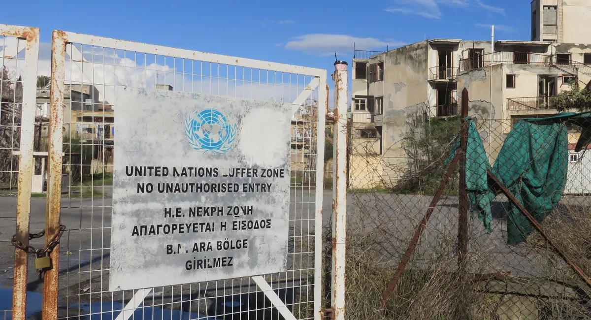 Šírka nárazníkového pásma na Cypre dosahuje na...