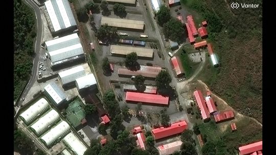 VIDEO: Kam smerovali útoky USA vo Venezuele? Pozrite si satelitné obrázky pred a po úderoch