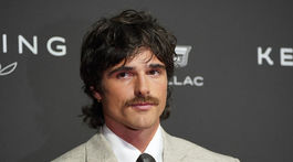 Herec Jacob Elordi prišiel oblečený v značke Bottega Veneta. 