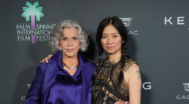 Jane Fonda (vľavo) odovzdala cenu režisérke Chloe Zhao