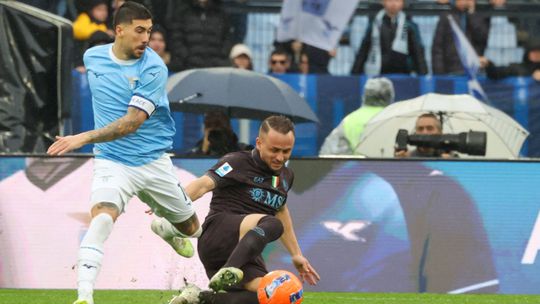 Tri červené karty, dva góly. Dôležité víťazstvo Neapola v Ríme, Lobotka bol pri tom