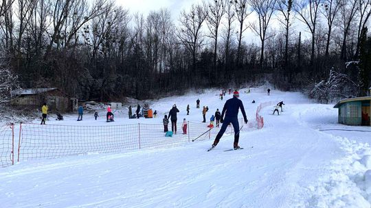 V centre Banskej Bystrice sa bežkuje aj sánkuje. Plážové kúpalisko sa zmenilo na areál zimných športov