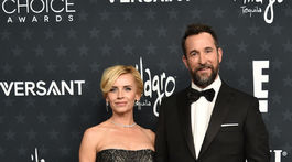 Herec Noah Wyle, ktorý odchádzal domov s cenou, a jeho manželka Sara Wells.