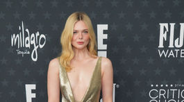 Herečka Elle Fanning prišla v archívnej kreácii Ralph Lauren. 