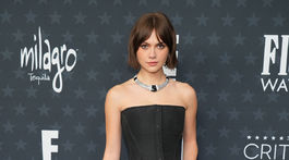 Herečka Emilia Jones v kreácii Thom Browne. 