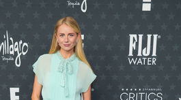 Herečka Justine Lupe prišla oblečená v značke Prada. 